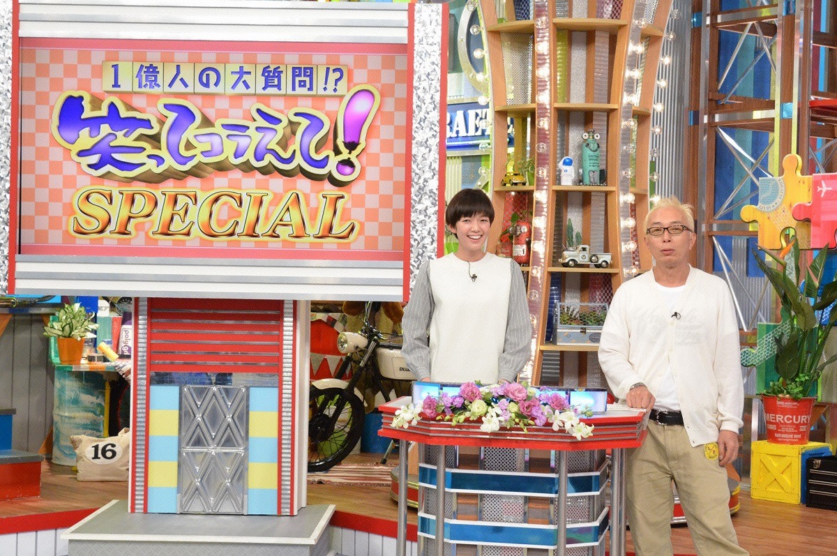 司会の（左から）佐藤栞里、所ジョージ。(c)日本テレビ