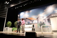 DVD「さまぁ～ずライブ10 」のワンシーン。(c)2015 HORIORO INC.