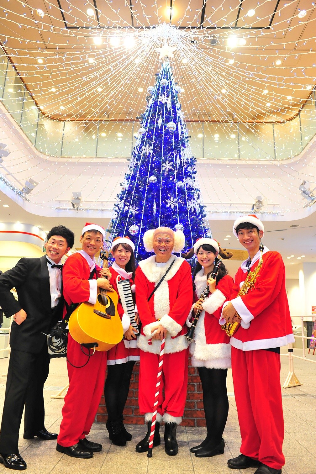 NGKクリスマスツリー点灯式、茂造サンタのムチャぶりに吉田裕のボケ不発