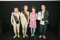 （左から）海原はるか・かなた、島崎遥香、中田秀夫監督。