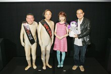 （左から）海原はるか・かなた、島崎遥香、中田秀夫監督。