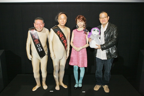 (左から)海原はるか・かなた、島崎遥香、中田秀夫監督。