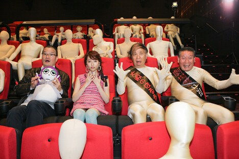 (左から)中田秀夫監督、島崎遥香、海原はるか・かなた。