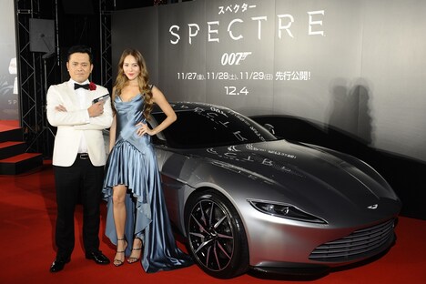 「007 スペクター」のために世界で10台のみ作られたボンドカー“アストンマーティンDB10”とくりぃむ有田、道端ジェシカ（左から）。
