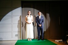 会場に登場した（左から）たんぽぽ白鳥、前園真聖。