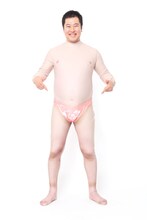 自身の全身タイツを着用したとにかく明るい安村。