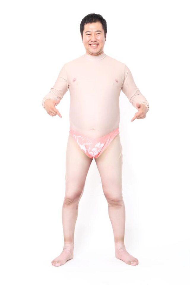 自身の全身タイツを着用したとにかく明るい安村。