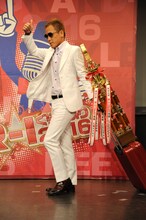 トロフィーを返還しにやってきたじゅんいちダビッドソン。