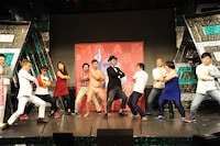 じゅんいちダビッドソンが教える「体がほぐれる体操」を実践する一同。