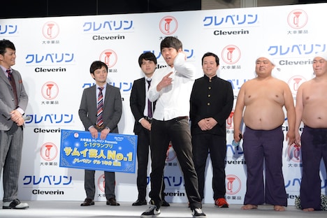 ウイニングギャグを披露する座敷ボウラー金井。