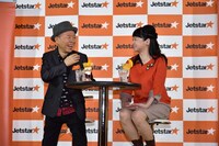 「LCCパフェ」を試食する（左から）坂田利夫、未知やすえ。