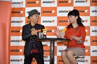 「LCCパフェ」を試食する（左から）坂田利夫、未知やすえ。