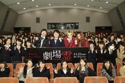映画「劇場霊」の女子学生限定試写会イベントに出演した（中央左から）NON STYLE、ぺこ、りゅうちぇる。