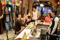 宝くじのテレビCMに出演する、ネプチューンの原田泰造（右端）ら。