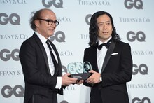 「GQ Men of the Year 2015」を受賞したピース又吉（右）。