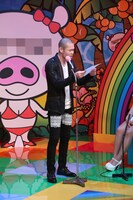 手紙を読み上げる品川ヒロシ。