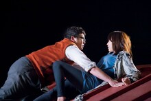 あさこに迫る男を演じる、Wエンジン・チャンカワイ（左）。(c)2015 松竹