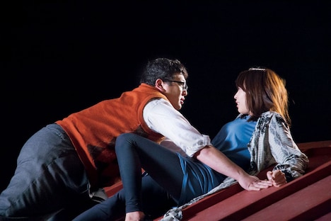 あさこに迫る男を演じる、Wエンジン・チャンカワイ（左）。(c)2015 松竹