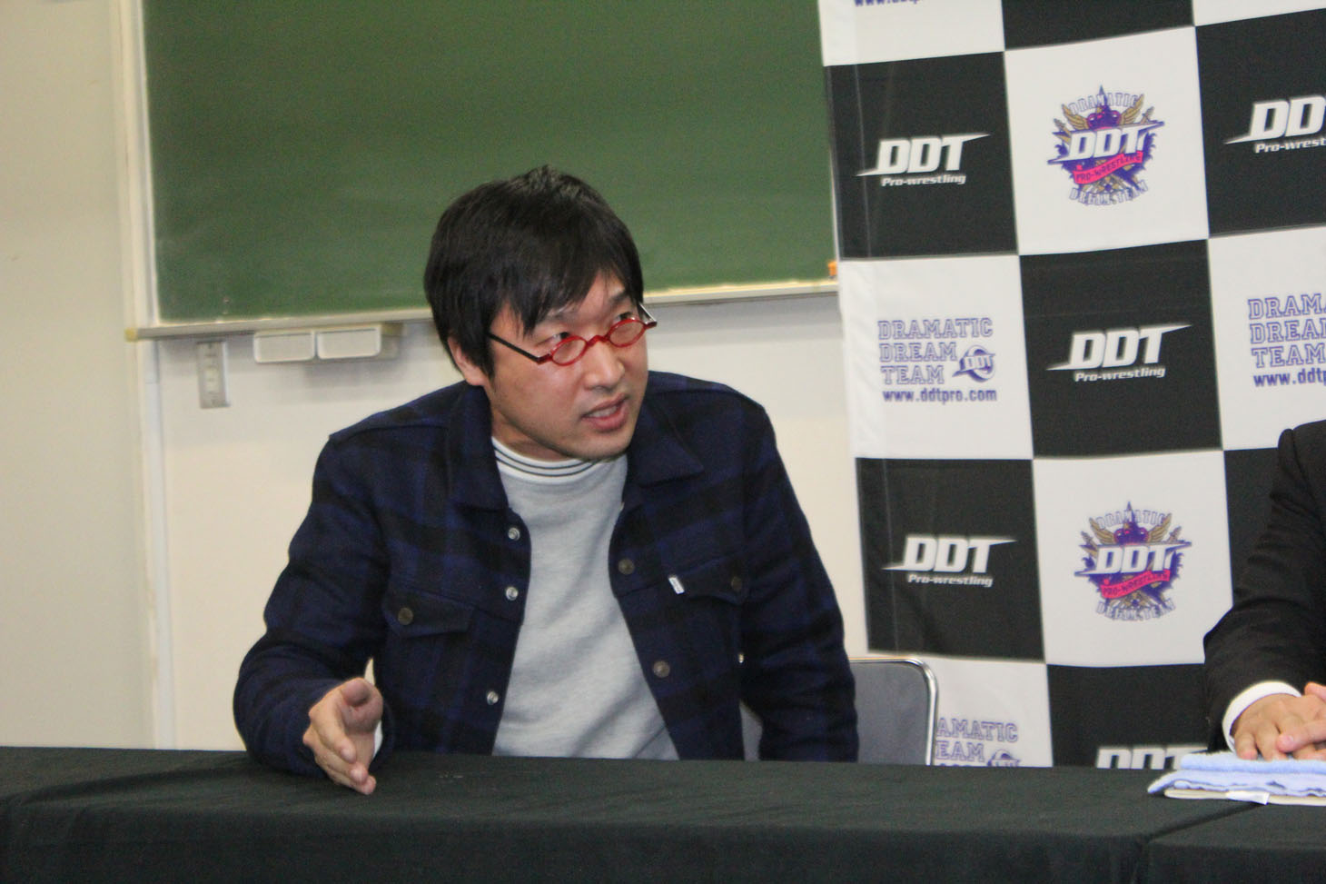 南海キャンディーズ山里 (c)DDTプロレスリング