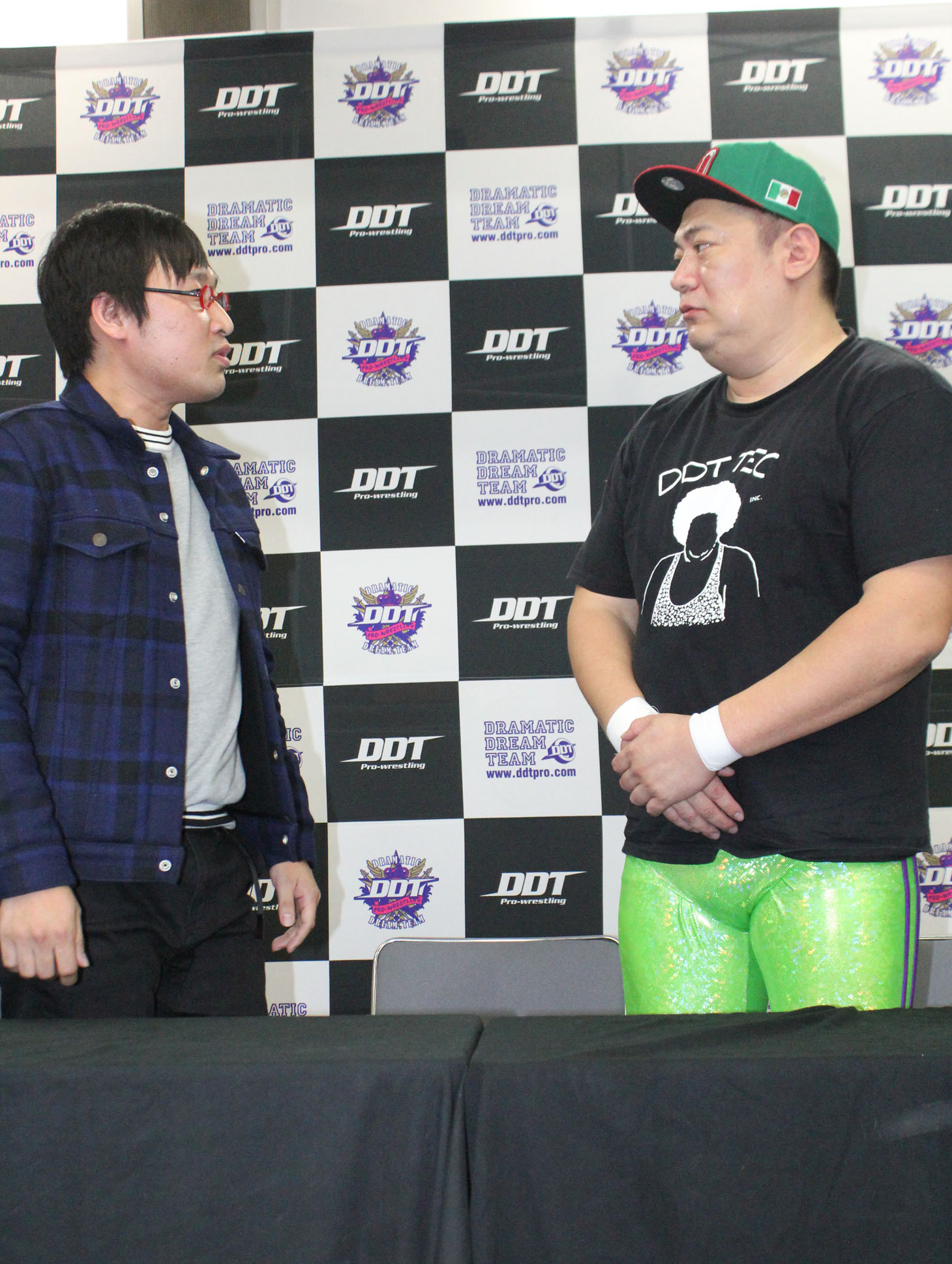 左から、南海キャンディーズ山里、マッスル坂井。(c)DDTプロレスリング