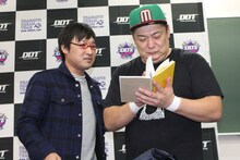 記者会見の様子。左から、南海キャンディーズ山里、マッスル坂井。(c)DDTプロレスリング