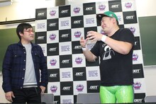 記者会見の様子。左から、南海キャンディーズ山里、マッスル坂井。(c)DDTプロレスリング