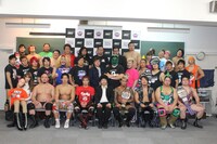 記者会見の様子。2列目7人目が南海キャンディーズ山里。(c)DDTプロレスリング