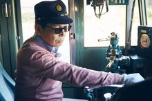 電気機関車の運転に挑戦するタモリ。(c)NHK