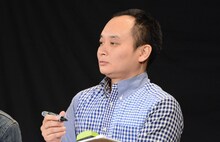 回答を熟考する鬼ヶ島アイアム野田。