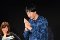 「お参り大喜利」に挑戦するラバーガール大水。