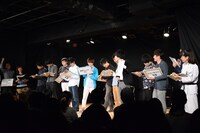 人力舎とサンミュージックの若手たちによる大喜利対決の様子。