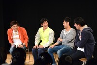 左から博多華丸、マッハスピード豪速球、博多大吉。