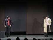 トップリード新妻としずる村上（左から）。