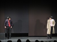 トップリード新妻としずる村上（左から）。