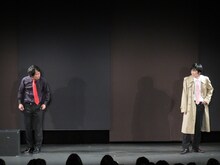 トップリード新妻としずる村上（左から）。