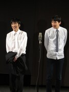 漫才を披露するしずる村上とPOISON GIRL BAND吉田（左から）。