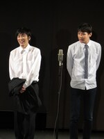 漫才を披露するしずる村上とPOISON GIRL BAND吉田（左から）。