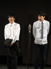 漫才を披露するしずる村上とPOISON GIRL BAND吉田（左から）。