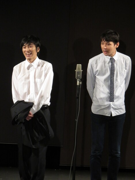 漫才を披露するしずる村上とPOISON GIRL BAND吉田（左から）。