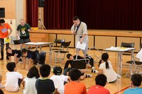 上手くコケてみせる子供たち。