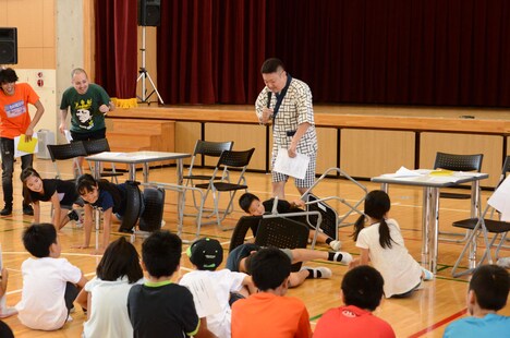 上手くコケてみせる子供たち。