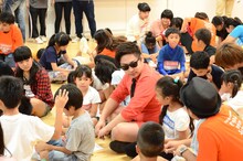 子供たちと漫才を作る8.6秒バズーカーはまやねん。