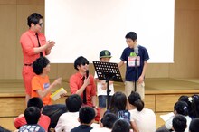 子供たちの漫才を見守る8.6秒バズーカー。