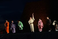 「島ぜんぶでおーきな祭presents 城跡 de おーきな寄席」のエンディングの様子。