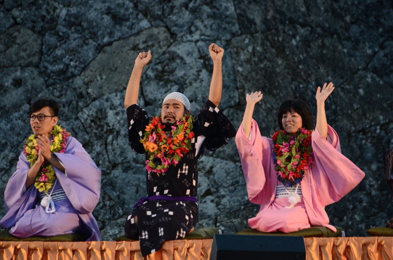 優勝したありんくりん比嘉（中央）と赤嶺総理（右）。