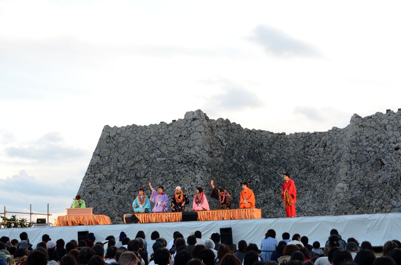 「島ぜんぶでおーきな祭presents 城跡 de おーきな寄席」の様子。