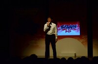 MCの浅越ゴエ。