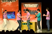 ケイダッシュステージ軍の勝利が決まり、握手を交わすオードリー若林（中央）と、どきどきキャンプ佐藤（左から2人目）。