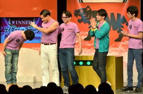 ケイダッシュステージ軍の勝利が決まり、快進撃を見せたオードリー春日（左から2人目）に頭を下げるオードリー若林（左端）。