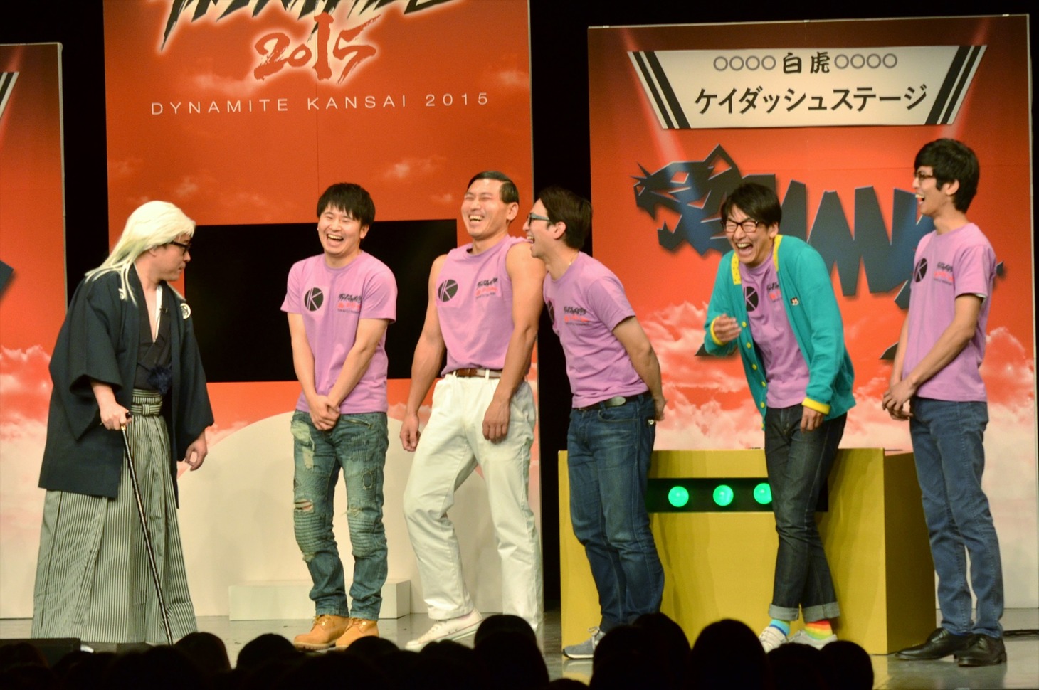 ケイダッシュステージ軍のメンバーと、インタレスティング・プロデューサーのバッファロー吾郎A（左端）。